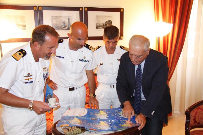 Bono incontra  il comanadante del veliero Palinuro