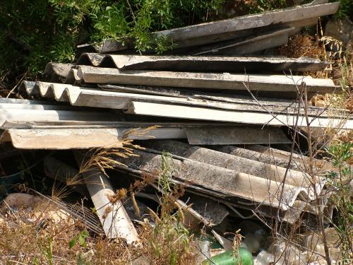 Cumuli di amianto in una discarica abusiva.