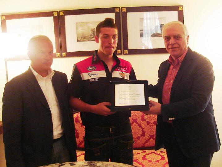 Edward Tingali fra il padre e l'On. Bono