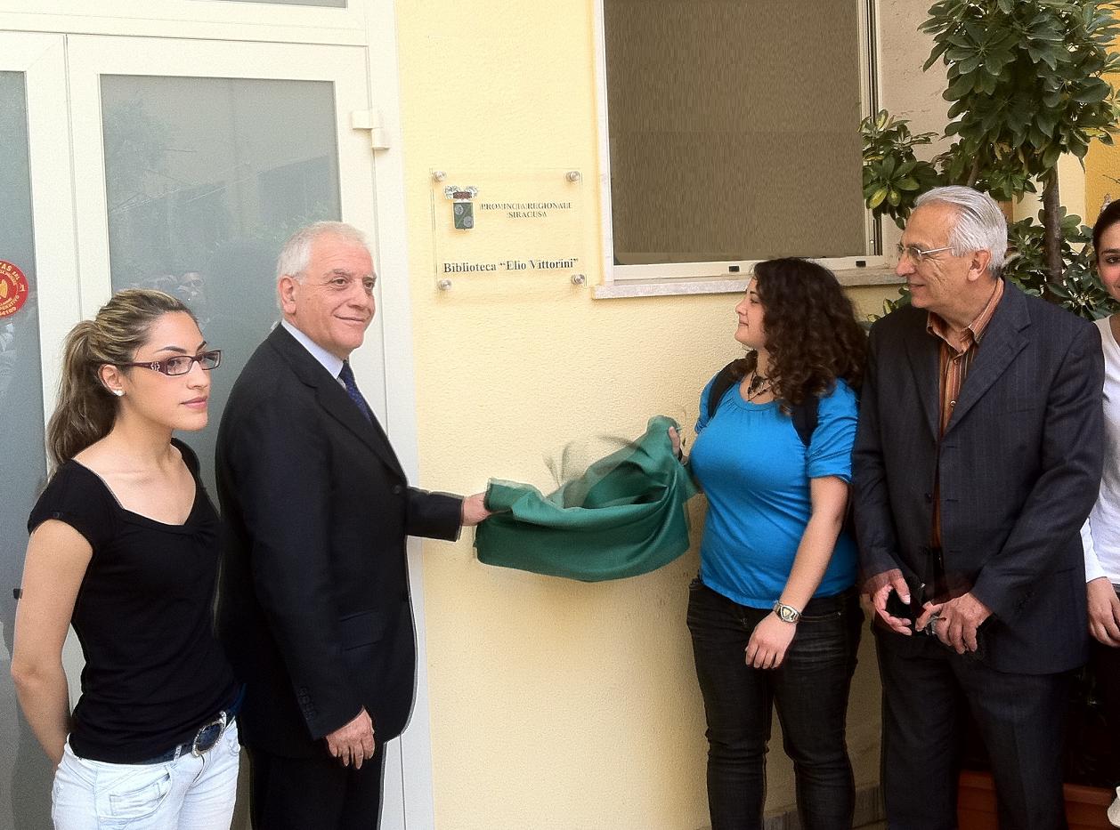 BONO INAUGURA LA BIBLIOTECA ''VITTORINI''