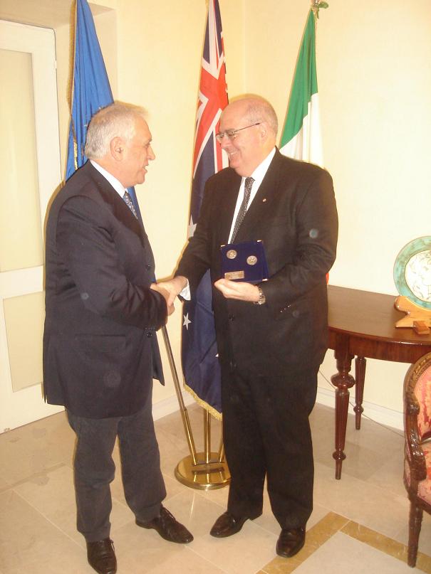 BONO E L'AMBASCIATORE D'AUSTRALIA DAVID RITCHIE