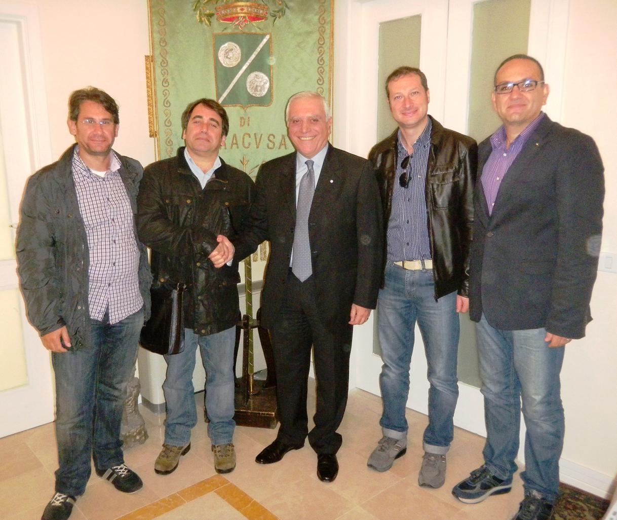 Bono con Vigili del fuoco