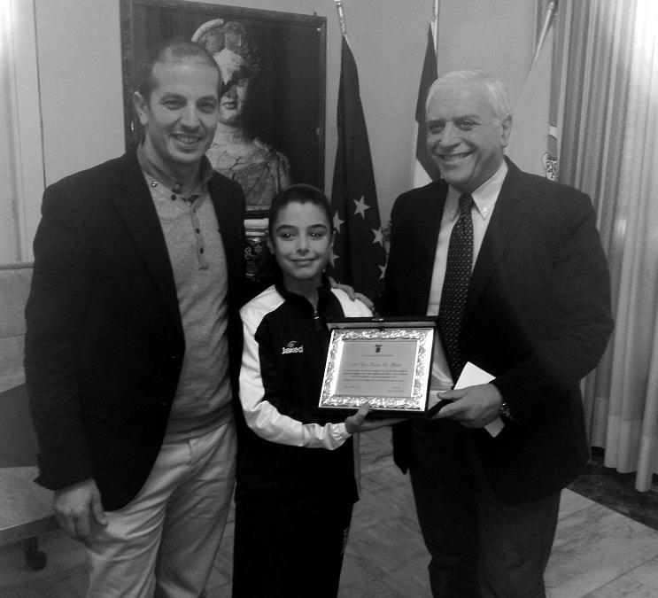 La piccola Sion Lucia con Bono La Gioia